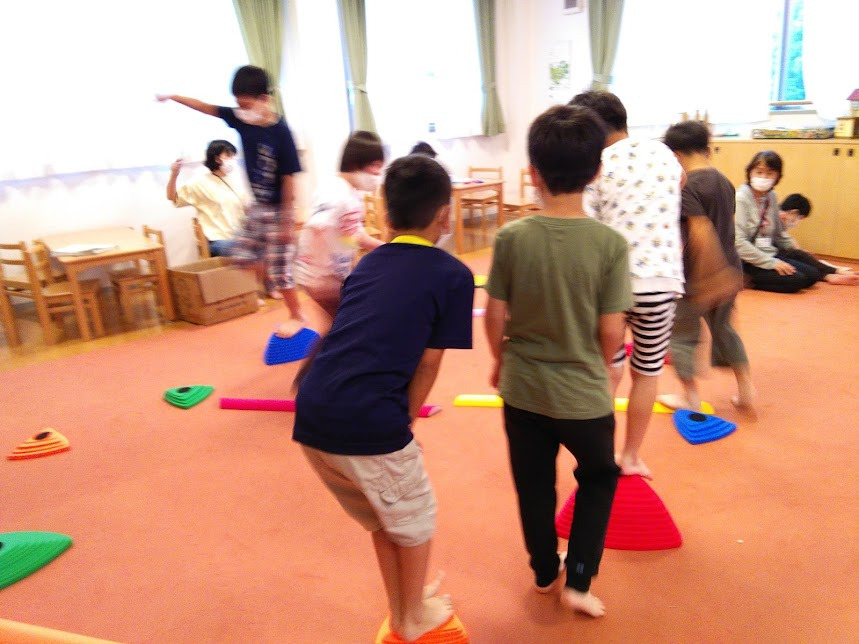 生活クラブ あのねのお家（作業療法士の求人）の写真2枚目：雨天でも室内で思いっきり体を動かしながら運動感覚を十分に使って活動しています。