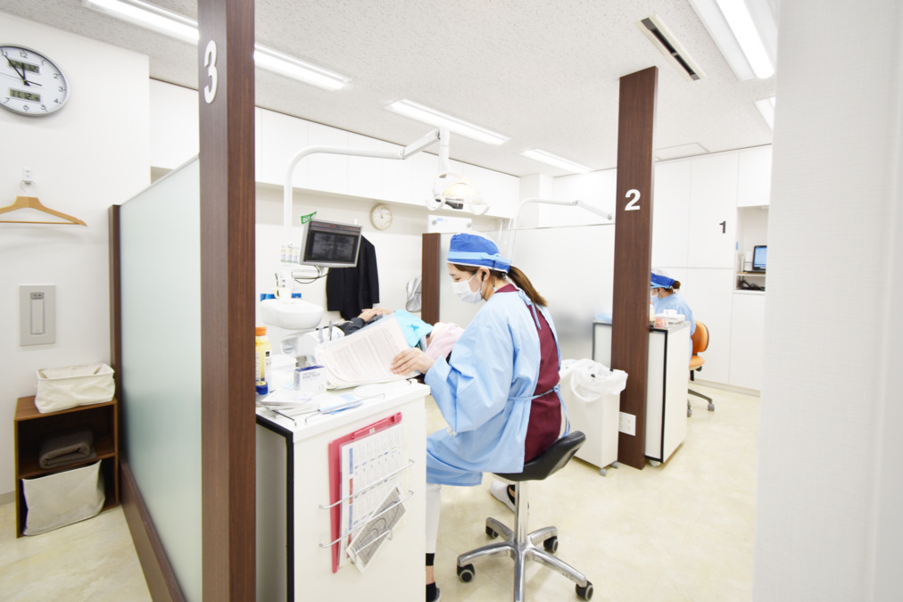 クリア歯科東京院（歯科医師の求人）の写真3枚目：患者様一人ひとりにあわせた治療計画を立てています。
