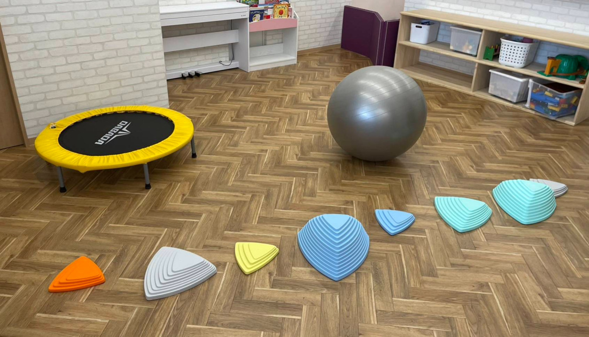児童発達支援・放課後等デイサービス　ジョイランド本店（理学療法士の求人）の写真3枚目：遊びや運動を通して子どもの感覚情報を整理・統合する力を育む支援をしています！