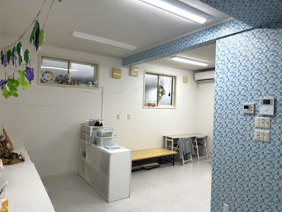 放課後等デイサービス Sora (保育士の求人)の写真3枚目:学習やワークに取り組む療育室です!
季節の飾りつけは子ども達の手づくりです。