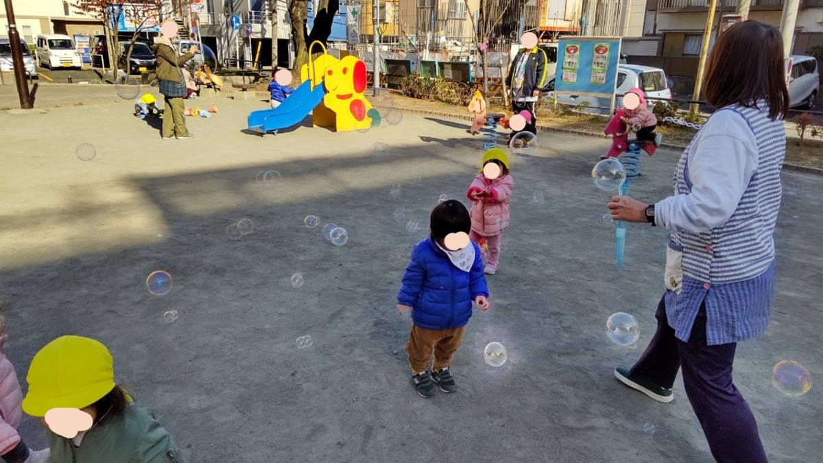 横浜みなみ薫保育園の写真9枚目：シャボン玉待て待て！