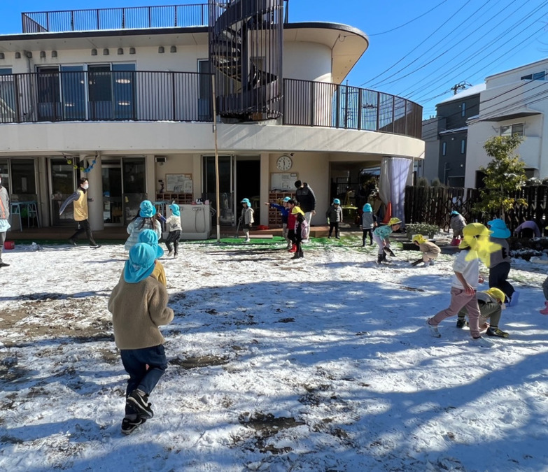 田中ナースリー若宮保育園の写真5枚目：雪あそびも楽しいな～