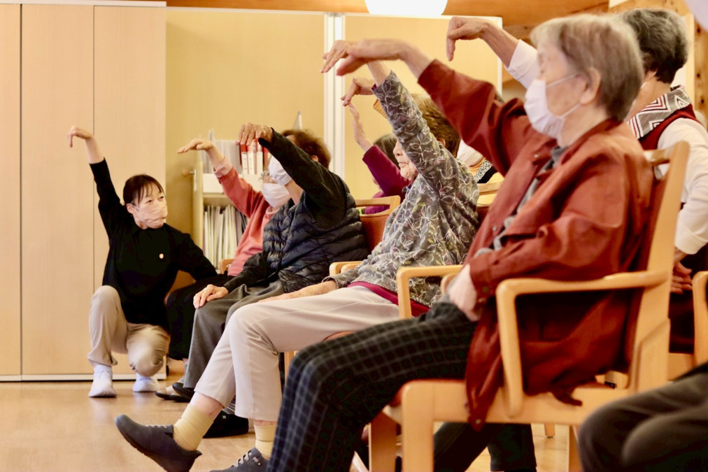 デイサービスセンター燦はね(介護職/ヘルパーの求人)の写真8枚目:レクリエーション活動で太極拳を体験