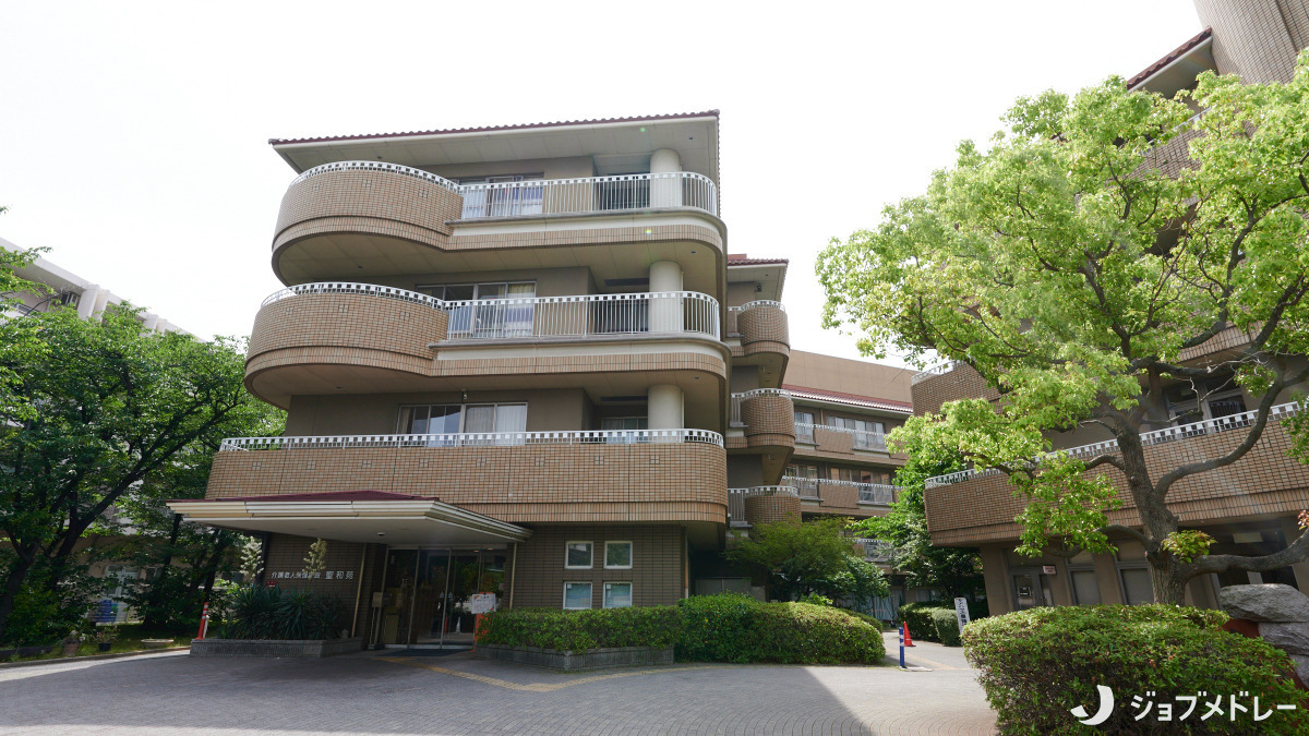 介護老人保健施設聖和苑(介護職/ヘルパーの求人)の写真2枚目:帝塚山三丁目駅から徒歩1分、万代池のほとりに位置しています