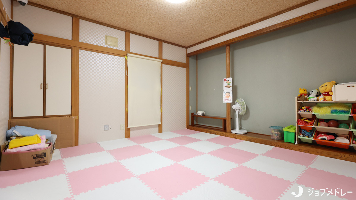 ちいさな森プラス(児童指導員/指導員の求人)の写真11枚目:安全性に配慮し、ジョイントマットを敷いています