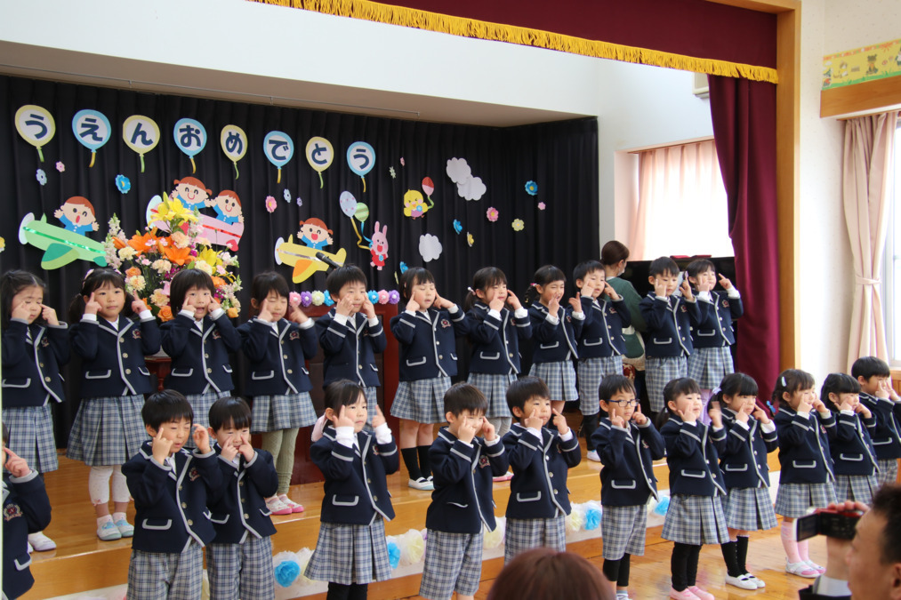 中島こども園(保育士の求人)の写真6枚目:入園式4月での年長組の歓迎の歌ー正式な制服です!