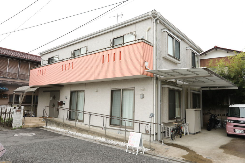 放課後等デイサービスつむぎの写真1枚目：お子様がくつろいで過ごすことができるように、一軒家を改装したような作り