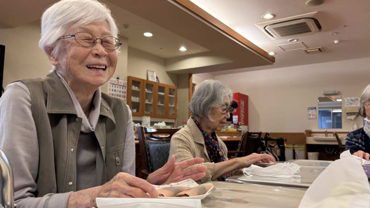 寿シニアハウス平針(介護職/ヘルパーの求人)の写真5枚目:ひと手間ふた手間も、みんなでわいわい、一緒にやると楽しいですね。
