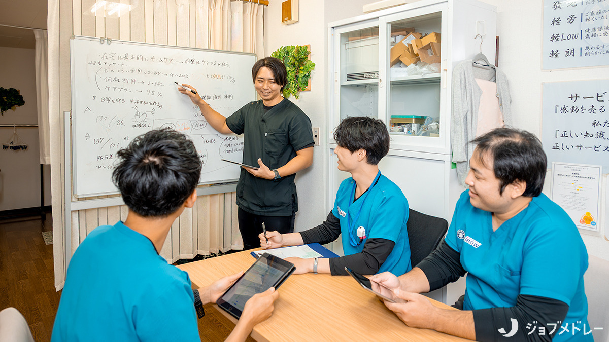 訪問医療マッサージKEiROW浦和中央ステーション（あん摩マッサージ指圧師の求人）の写真7枚目：カンファレンスを通してしっかり学べる環境です