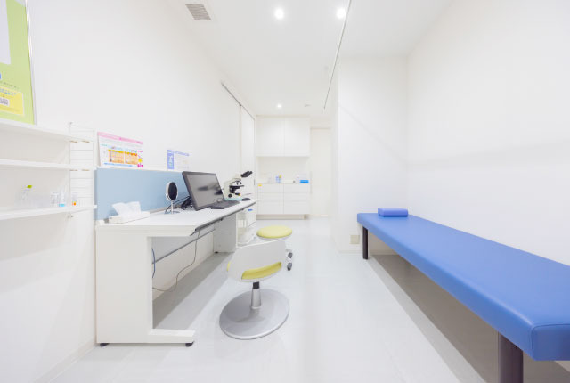 けんおう皮フ科クリニック【2025年07月03日オープン】(看護師/准看護師の求人)の写真4枚目:落ち着いた雰囲気の一般診察エリア