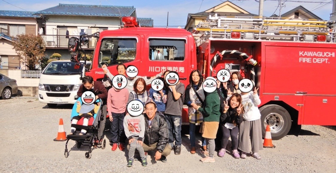 放課後なかよしくらぶ（保育士の求人）の写真10枚目：避難訓練に協力していただいた消防車の前でパシャリ♪