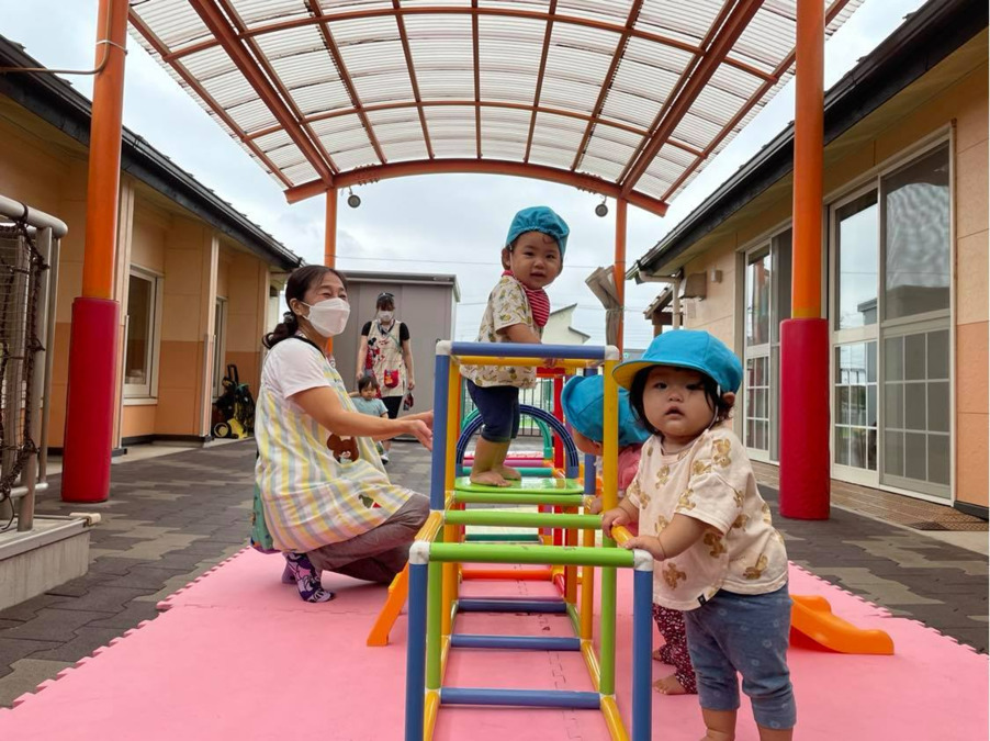 大増のぞみ保育園の写真5枚目：中庭は屋根があるので、裸足で遊んだり、水遊びもここでします。