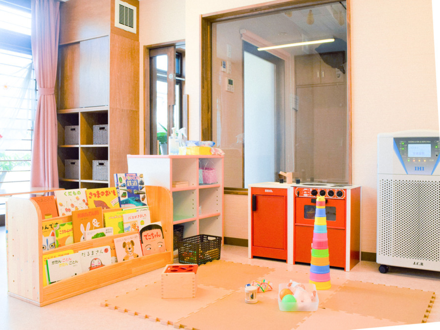 ニコニコ桜さんご礁(保育士の求人)の写真2枚目:知育玩具や絵本など初めて来る子どもがじっくり取り組める玩具や環境を備えています