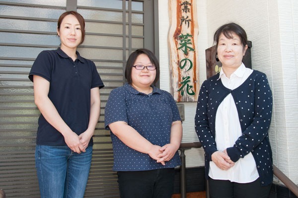 高齢者介護施設 菜の花本館（介護職/ヘルパーの求人）の写真6枚目：デイサービスのスタッフです