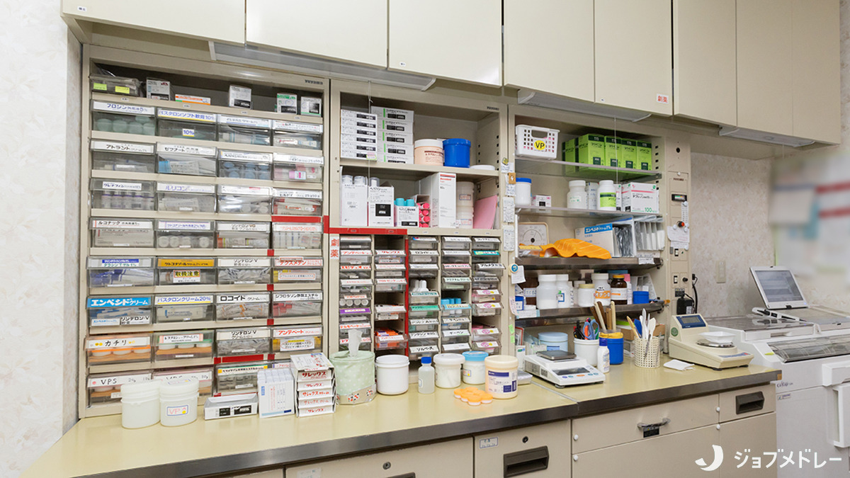 薬局フェミネックス（薬剤師の求人）の写真11枚目：主に皮膚科の処方箋を取り扱っています