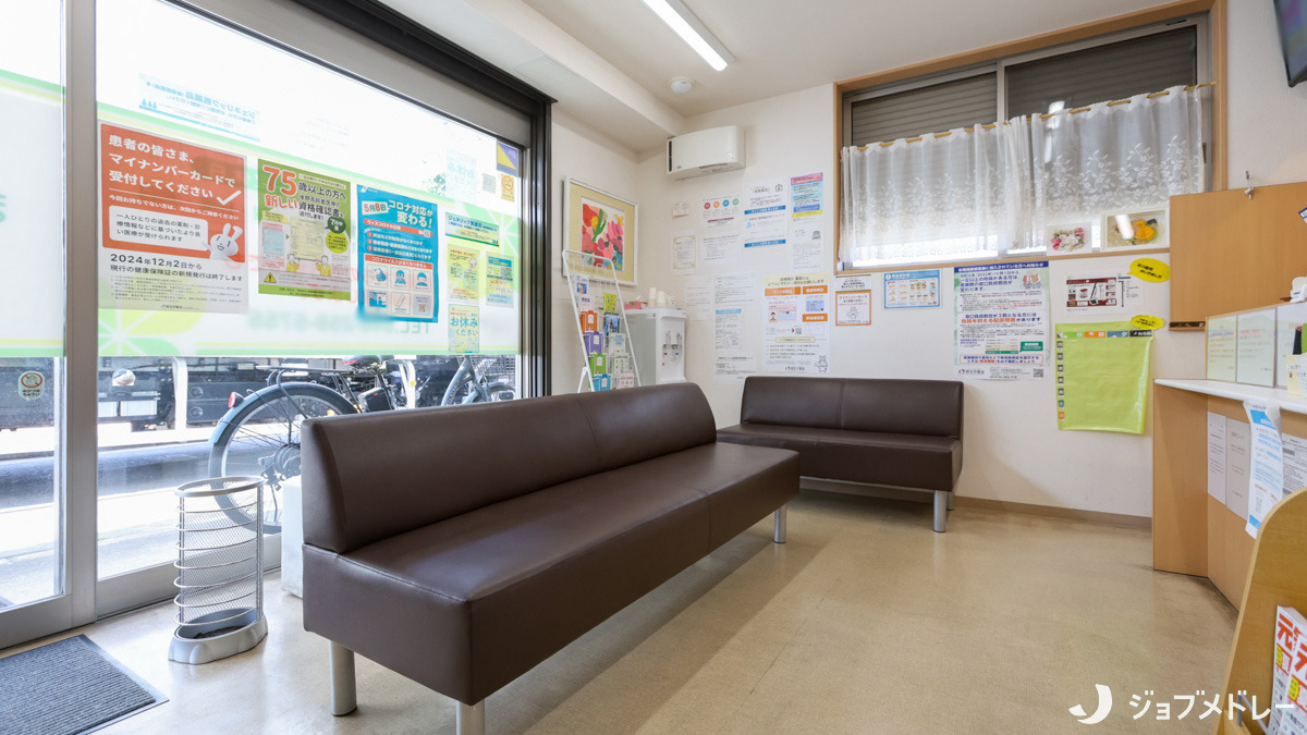 まごころ薬局 桜ヶ丘店の写真6枚目：清潔感のある落ち着いた待合です