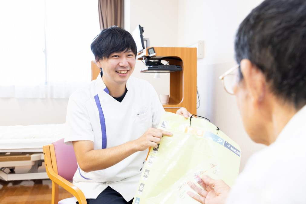 日野病院（薬剤師の求人）の写真2枚目：服薬指導の様子