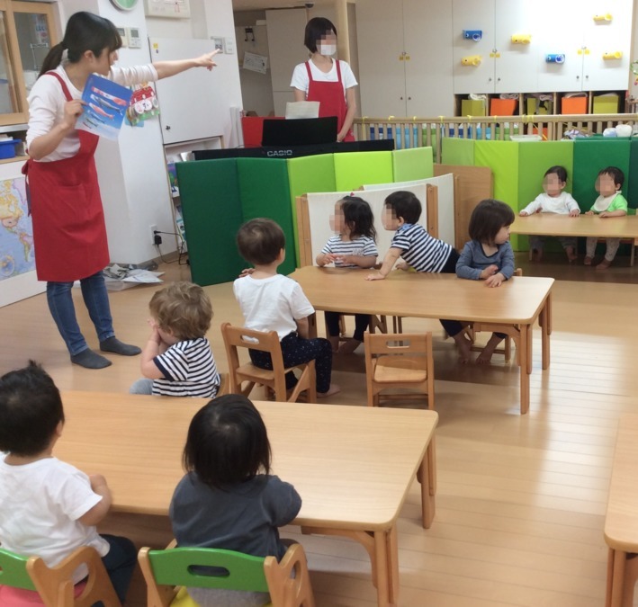 マグハウス都立大学（保育士の求人）の写真6枚目：子どもの日のひとコマ。鯉のぼりのお話をきいたよ！