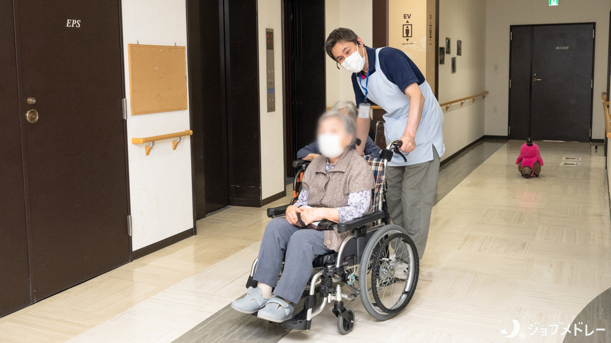 朝日ケアホーム山鼻（介護職/ヘルパーの求人）の写真10枚目：健康状態や気持ちに寄り添いながら、丁寧にケアを行っています