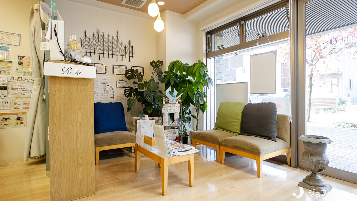 リファインヴェール小川店(美容師の求人)の写真4枚目:柔らかい色合いの落ち着いた内装です