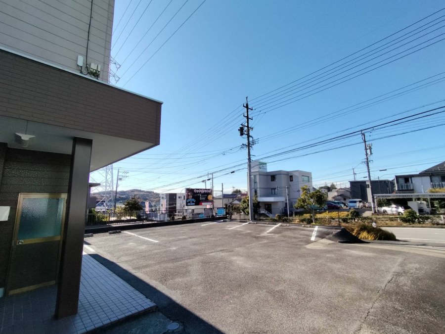 放課後等デイサービス・児童発達支援　BASE.ACADEMY【2025年03月オープン】の写真5枚目：6台以上が停められる駐車場があります！