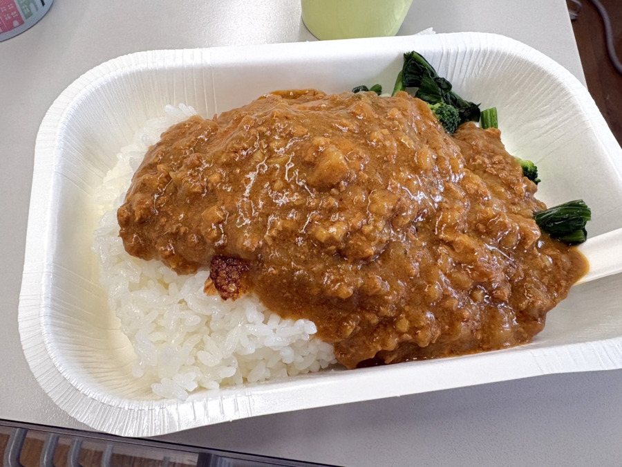 植竹歯科医院(歯科衛生士の求人)の写真5枚目:お得な社食サービス。100円のキーマカレーもおいしい!(ライスは別売り)