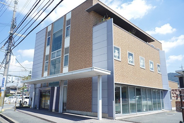 高畑診療所の写真8枚目:高畑診療所
教育大から南に100m
3階に通所リハがあります