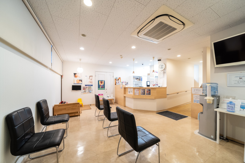福田歯科クリニックの写真4枚目：リラックスしていただける空間づくりをしています。待合室は広々しています。