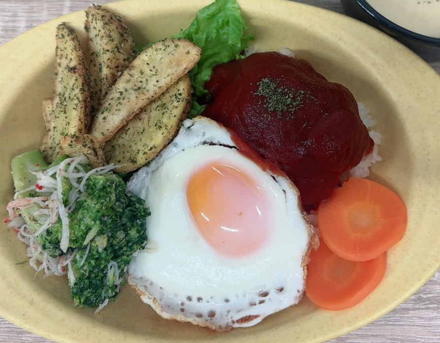 ゆめの森歯科いせはら(調理師/調理スタッフの求人)の写真7枚目:福利厚生の一環として、医院併設の調理場で1食100円のランチが作られています♪