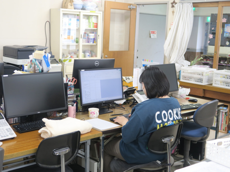 幼保連携型認定こども園 　興望館こども園（保育士の求人）の写真7枚目：事務所：勤務時間中に順番に事務仕事。持ち帰りはありません。