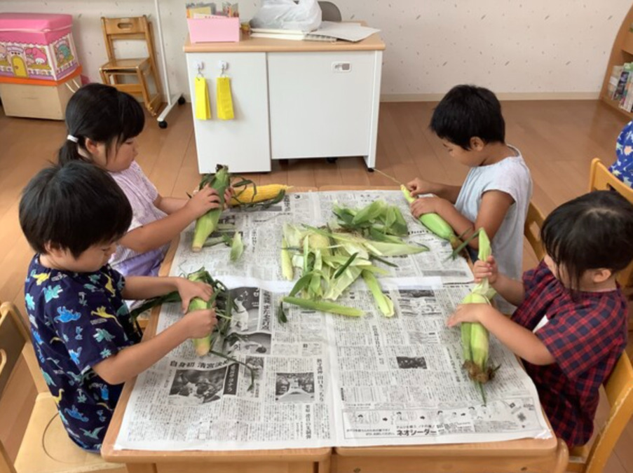 みなみ新松戸保育園の写真5枚目:とうもろこしの皮むき