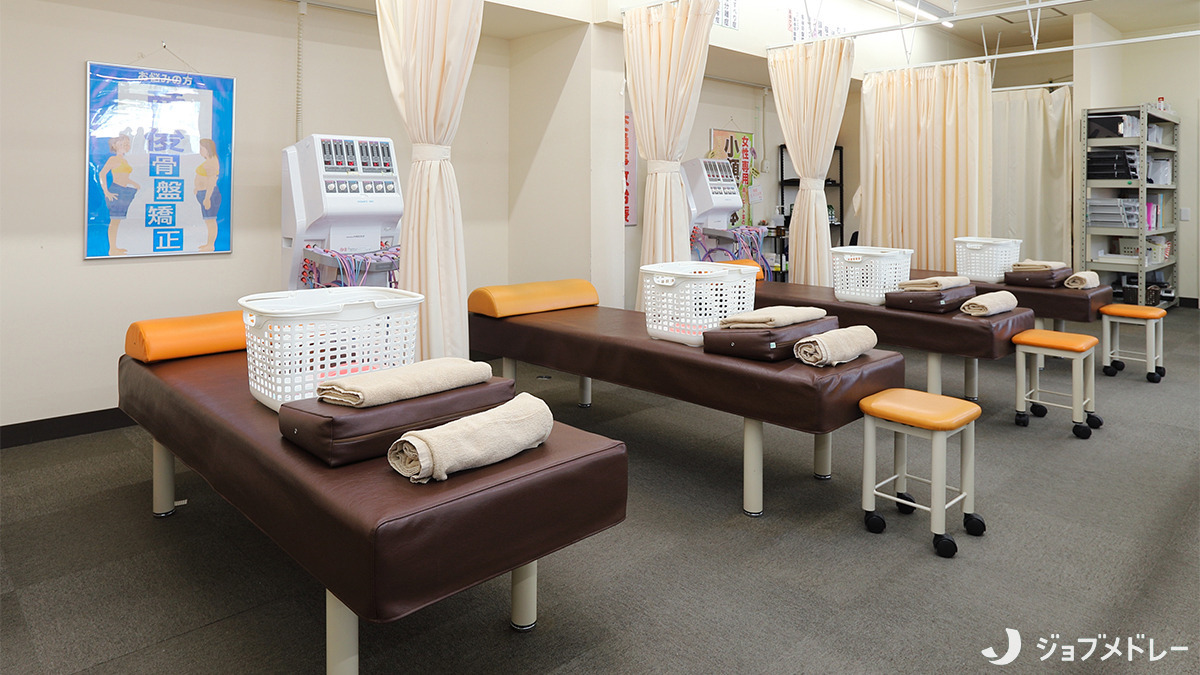 おいけ接骨院 桐生院(鍼灸師の求人)の写真10枚目:プライバシーに配慮しており、仕切りが出来るカーテンがあります