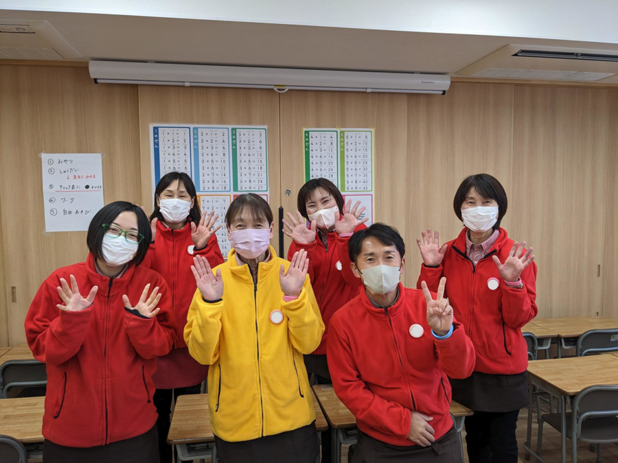 薬師寺幼稚園学童クラブ（放課後児童支援員/学童指導員の求人）の写真2枚目：20代から60代の幅広い年齢層のスタッフ