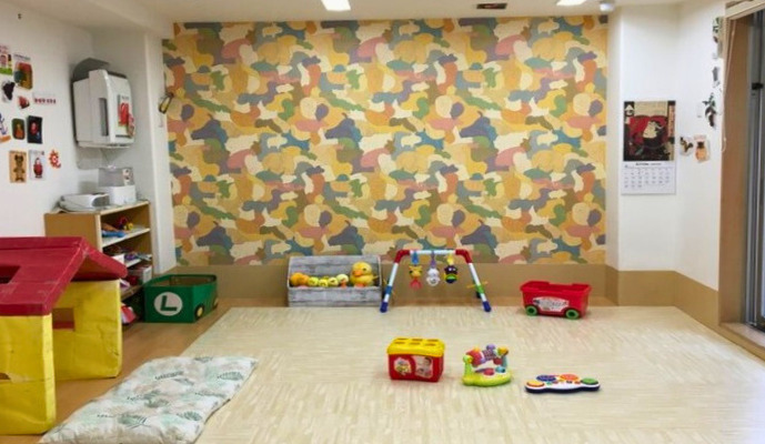ソラスト小石川保育園（保育士の求人）の写真5枚目：カラフルでポップな室内でのびのびと遊ぶことができる保育室（小石川）
