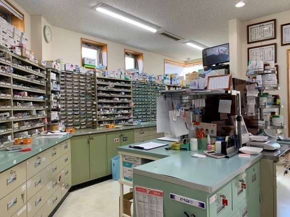 モリワキ薬局の写真8枚目：【調剤室】粉薬・錠剤・漢方薬・軟膏等多くの種類のお薬を用意しています。
