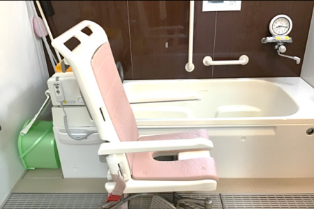 ミモザ川越やまぶき苑デイサービスの写真5枚目：浴室です♨機械浴を設置しており、その方にあったケアの提供が可能です。