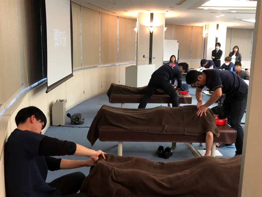 骨盤LABO 彦根店（柔道整復師の求人）の写真2枚目：定期的に、研修会・勉強会を
実施しております。