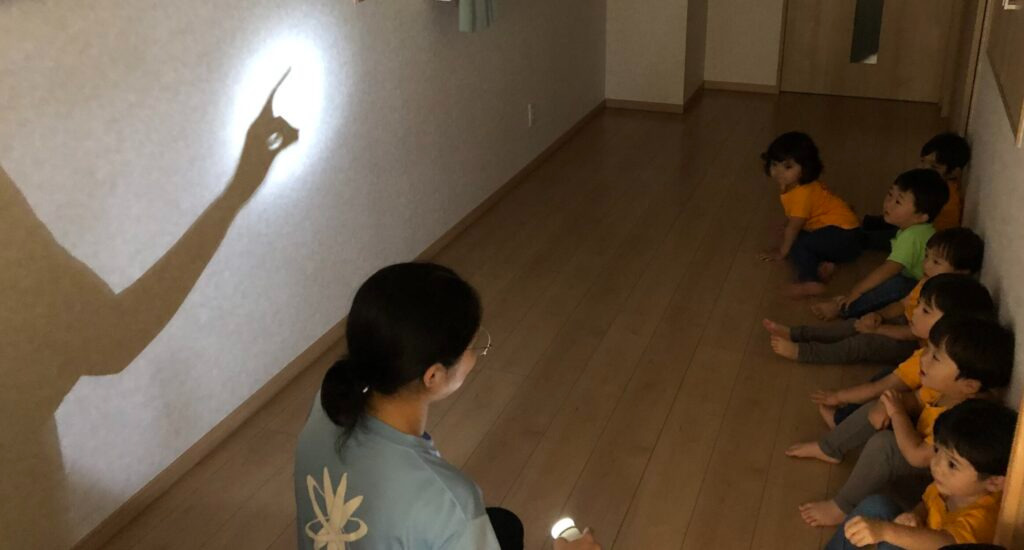 アベニール保育園（保育士の求人）の写真7枚目：光と影を使って影絵遊び行います。