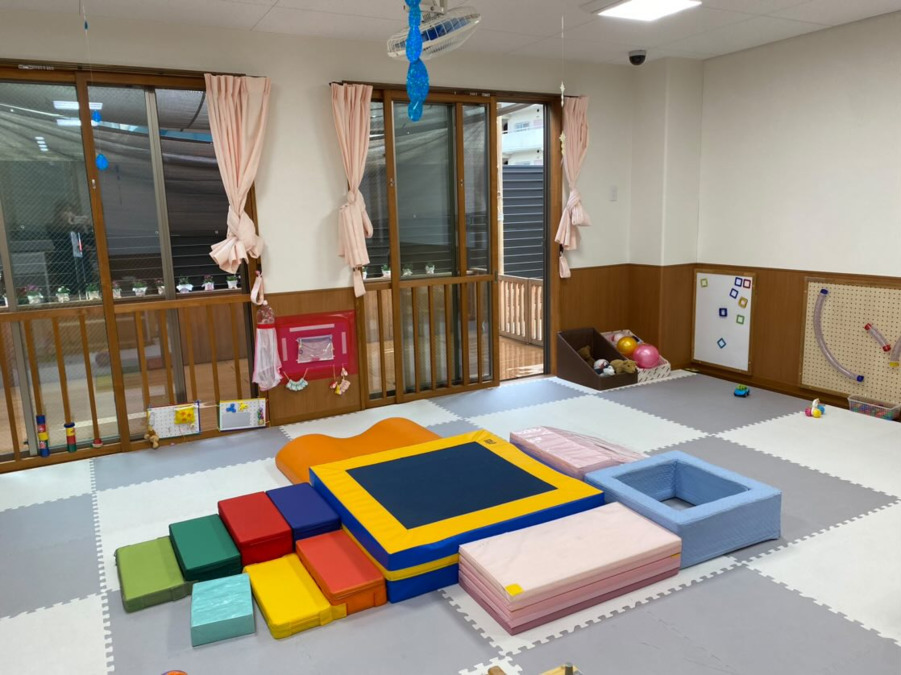中崎はな保育園　の写真3枚目：0歳児の保育室の一部分です