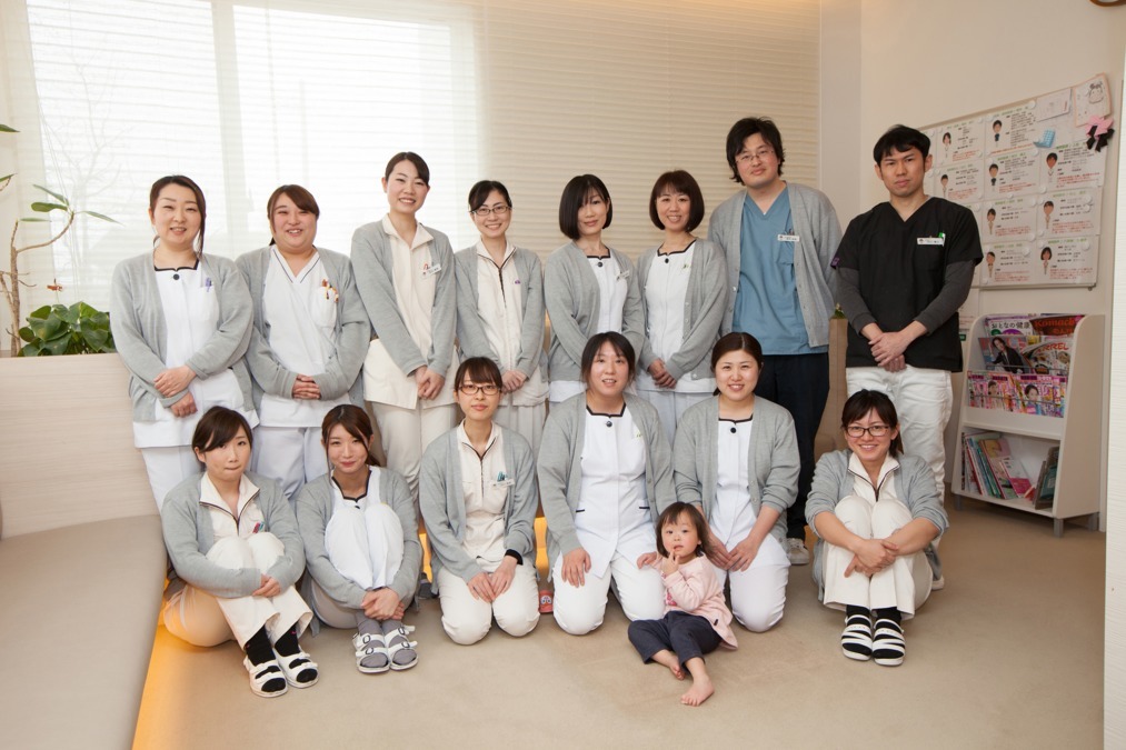 堀井スマイル歯科（歯科衛生士の求人）の写真9枚目：スタッフ同士が協力し合って、診療を行なっています。