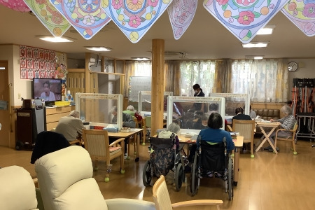 ミモザ平塚南原デイサービスの写真2枚目：食堂兼機能訓練室です。施設内は掃除の行き届いた明るく清潔な空間となっております♪