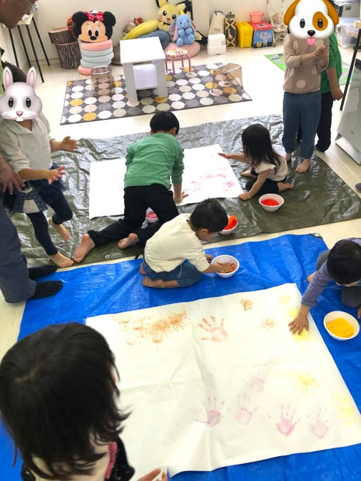 CoCoLo（児童指導員/指導員の求人）の写真5枚目：みんなで手形アート
