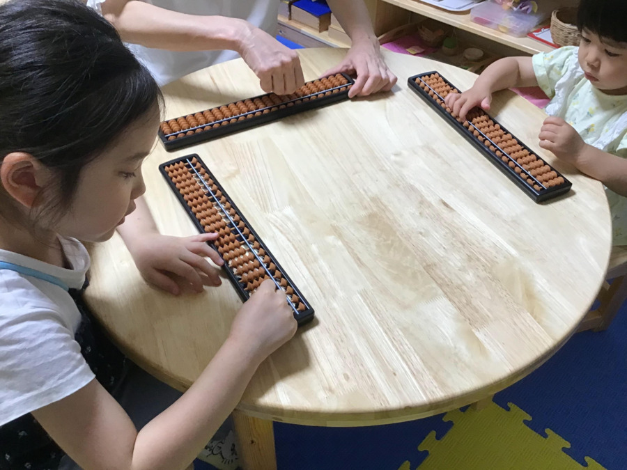 オデューラ デ アベニールの写真9枚目：当教室オリジナルカリキュラム♪そろばんだって上手に行っちゃいます(^ｖ^)