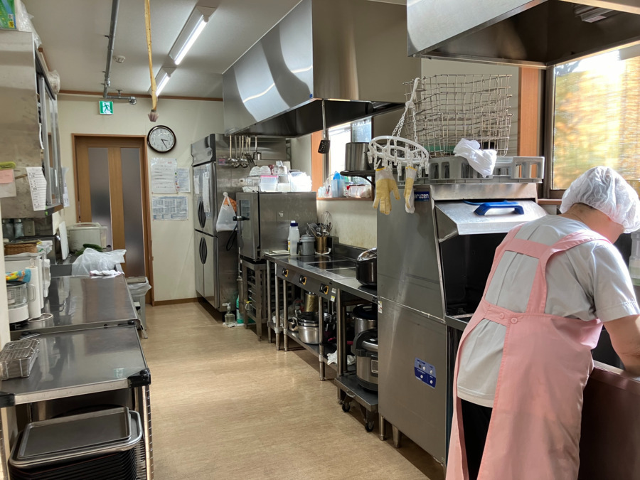 ゆかり八街（介護職/ヘルパーの求人）の写真9枚目：厨房の様子です。こちらでご利用者様のお食事の準備をしています