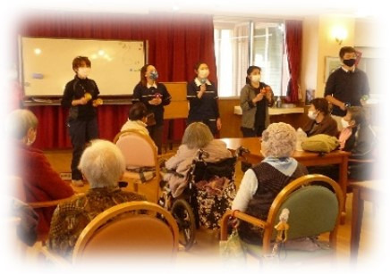 通所介護事業所 みかんの里(看護師/准看護師の求人)の写真6枚目:ハンドベルでクリスマスを楽しみました。