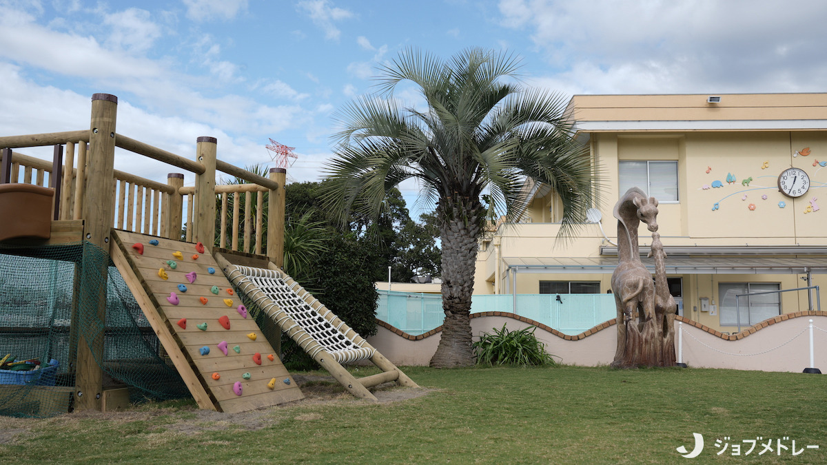 認定こども園　手賀の丘幼稚園・保育園（保育士の求人）の写真5枚目：園内に芝生広場があります