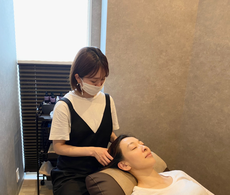 tayuru　-relaxation&beauty-（エステティシャン/セラピストの求人）の写真7枚目：ヒマラヤンオイルを使用したドライヘッドマッサージで脳疲労を癒し、小顔効果も