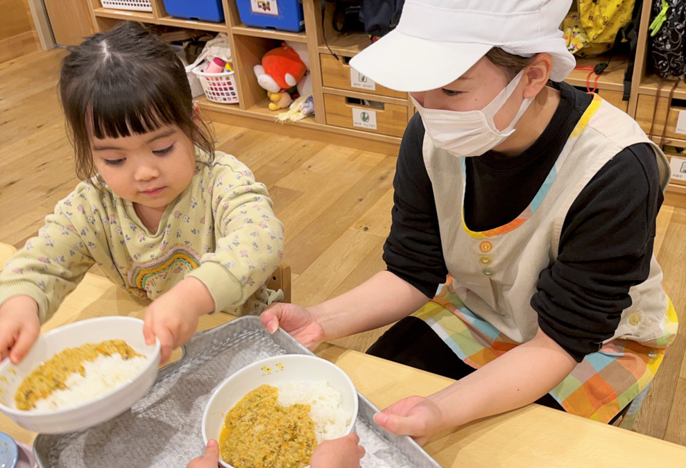 このえ豊玉北保育園（調理師/調理スタッフの求人）の写真9枚目：食事の準備に挑戦♪ 食育を通して、食への興味と食事のマナーも育んでいますよ/給食