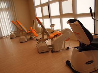 デイサービスセンターアルク百葉富士宮（介護職/ヘルパーの求人）の写真3枚目：リハビリ強化型デイとして最先端のマシンも用意しています！在宅での生活をサポート。