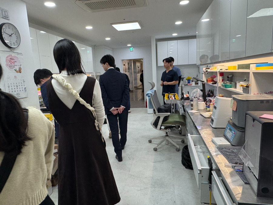 医療法人社団正匡会　木村歯科医院（歯科医師の求人）の写真13枚目：研修旅行では韓国を訪れ、交流のある歯科医院を見学させていただきました。